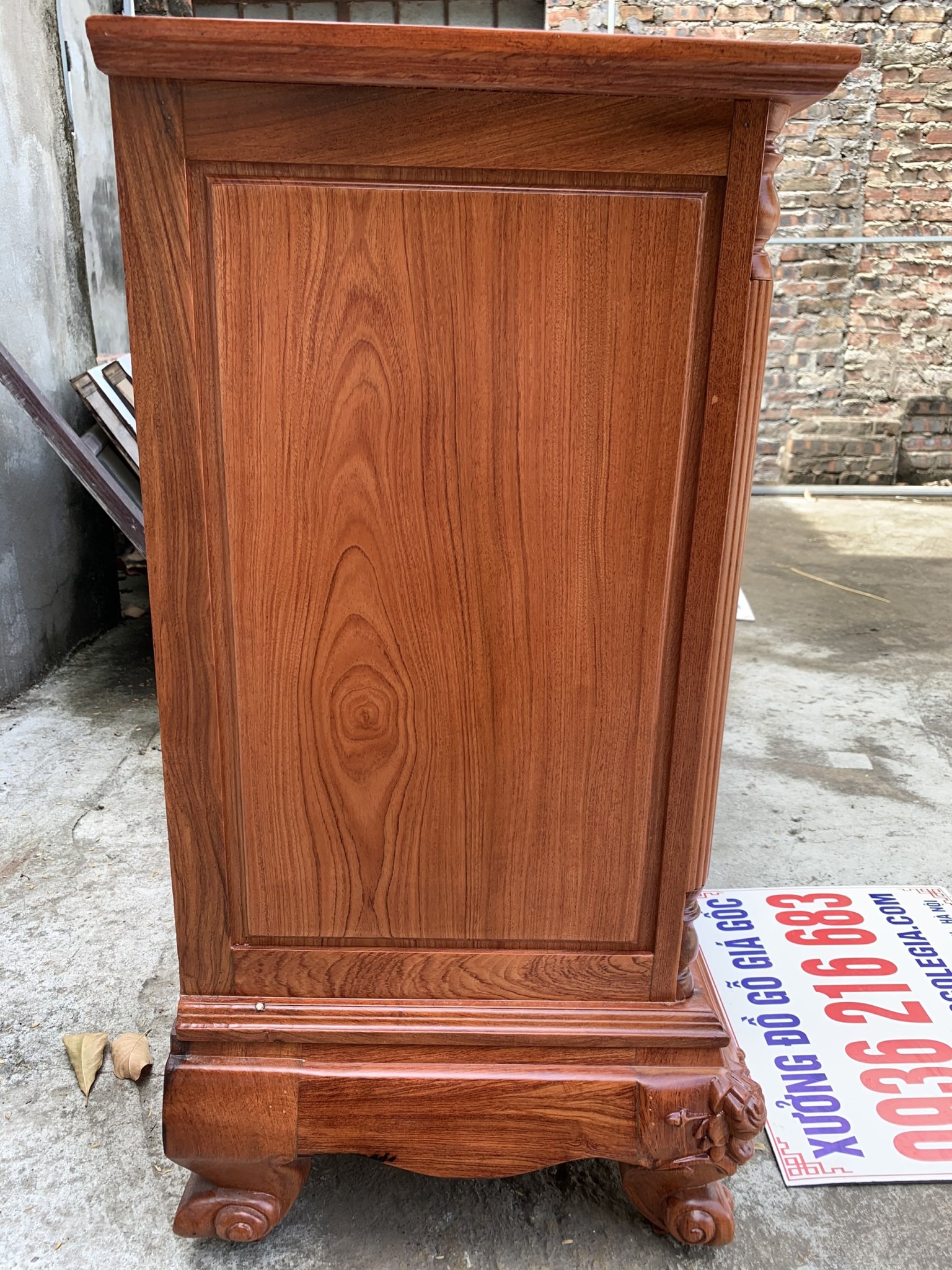 Kệ tivi cột nho con sóc gỗ Hương đá hàng dày 22