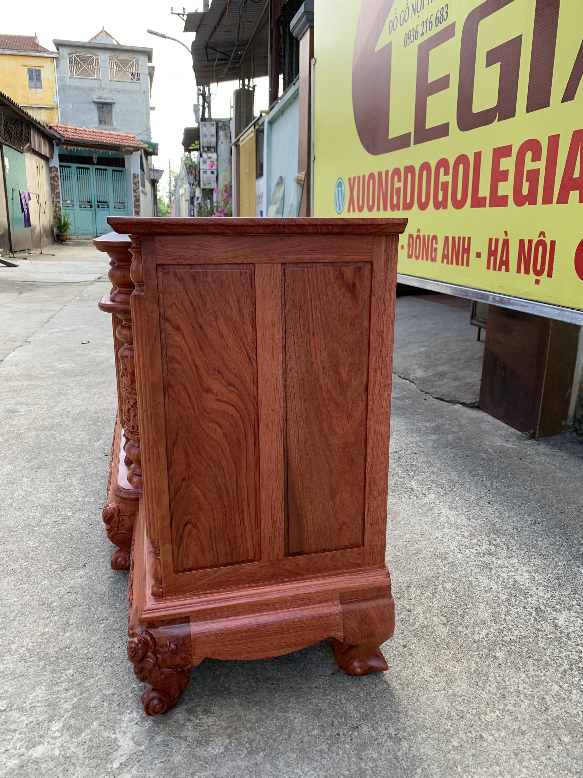 Kệ TiVi cột nho con sóc gỗ Hương đá 15