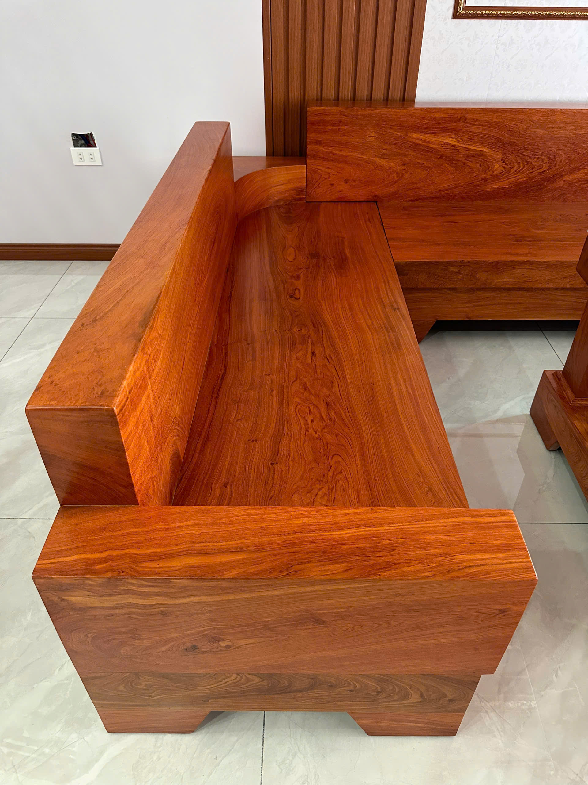 BỘ SOFA GÓC L NGUYÊN KHỐI GỖ HƯƠNG ĐÁ ➤ Phần Ghế Dài Và Ghế Góc Nguyên KhốiĐược đục đẽo hoàn toàn từ gỗ hương đá nguyên tấm, không chắp ghép, vân gỗ liền mạch. Mặt ngồi rộng rãi, chắc chắn, lưng tựa bản lớn và tay vịn vuông vức, tăng tính thẩm mỹ và sự vững chãi.