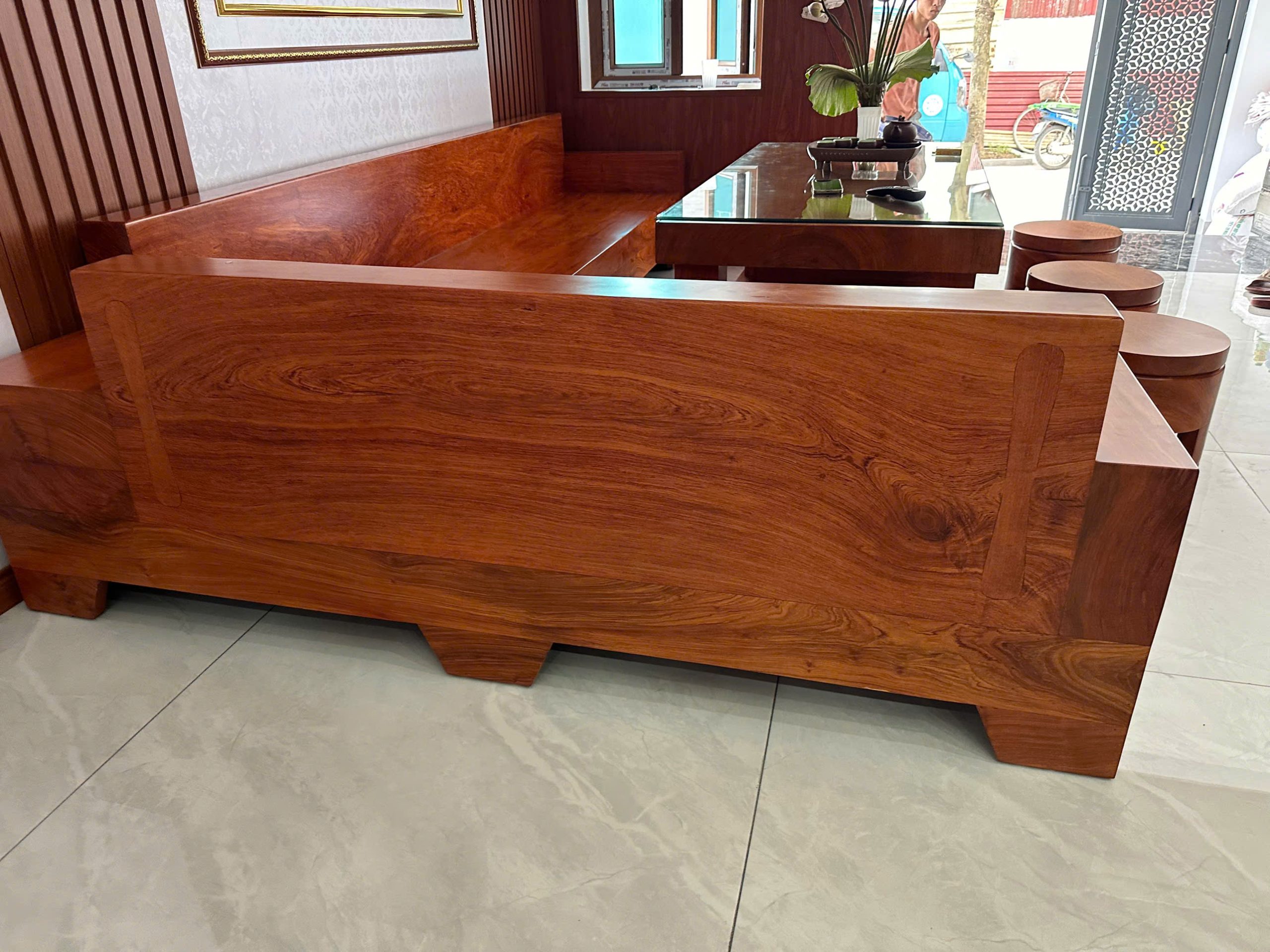 BỘ SOFA GÓC L NGUYÊN KHỐI GỖ HƯƠNG ĐÁ ➤ Phần Ghế Dài Và Ghế Góc Nguyên KhốiĐược đục đẽo hoàn toàn từ gỗ hương đá nguyên tấm, không chắp ghép, vân gỗ liền mạch. Mặt ngồi rộng rãi, chắc chắn, lưng tựa bản lớn và tay vịn vuông vức, tăng tính thẩm mỹ và sự vững chãi.